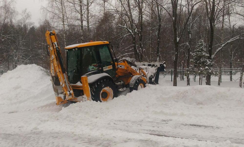 трактор чистит улицу от снега